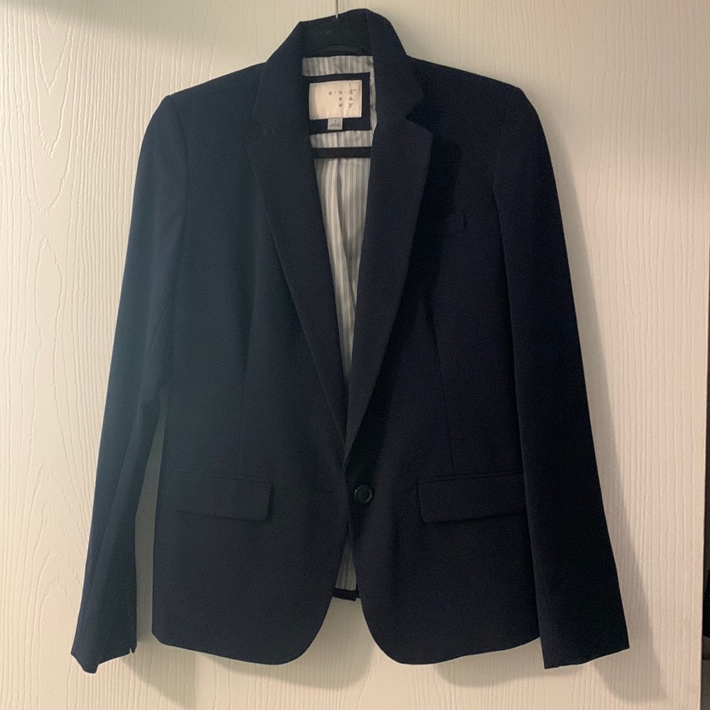 NAVY BLAZER
